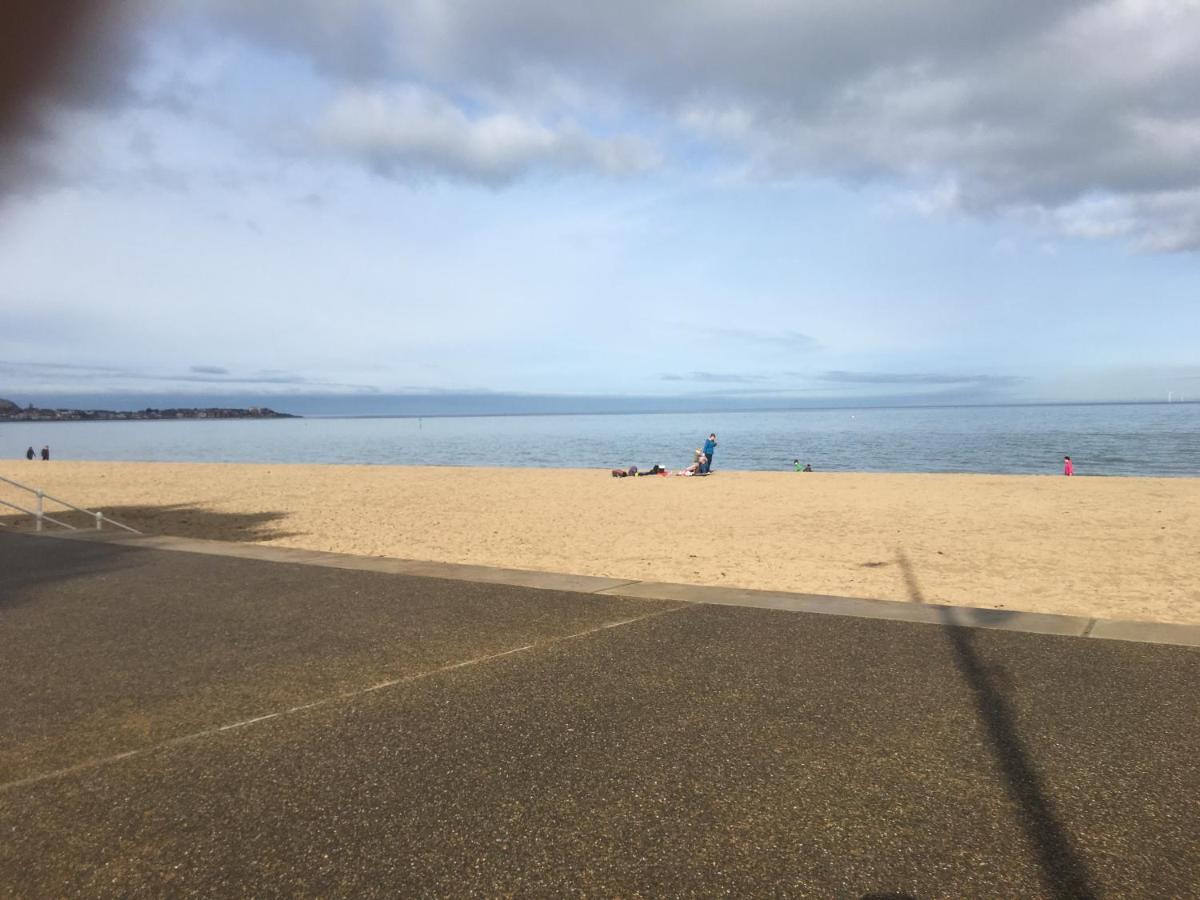 Two Bedroom Holiday Apartment 科尔温湾 外观 照片